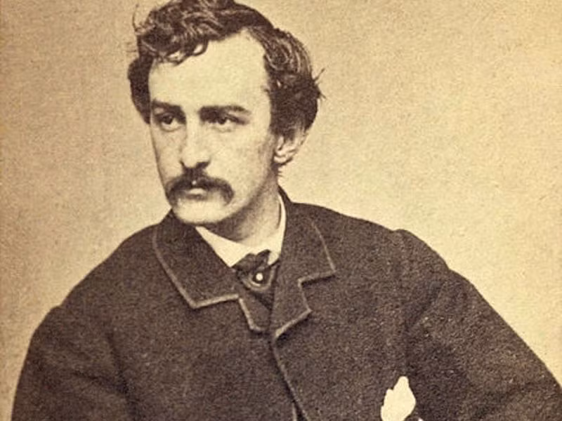 Theo đó, kẻ ám sát Tổng thống Lincoln là John Wilkes Booth trở thành tâm điểm "nóng" của dư luận khi gã bỏ trốn sau khi gây án. Cảnh sát nhanh chóng xác định được hung thủ trong vụ ám sát Tổng thống Mỹ chấn động dư luận trên là Booth - một diễn viên kịch chuyên nghiệp và là gián điệp của Liên minh miền Nam.