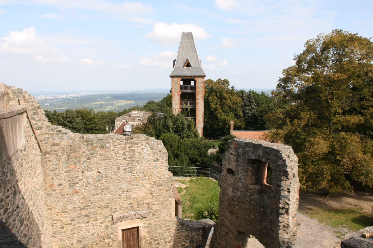 Ngoài ra, một truyền thuyết ly kỳ, hấp dẫn gắn liền với lâu đài Frankenstein là việc nhà giả kim Johann Konrad Dippel từng sống tại đây.