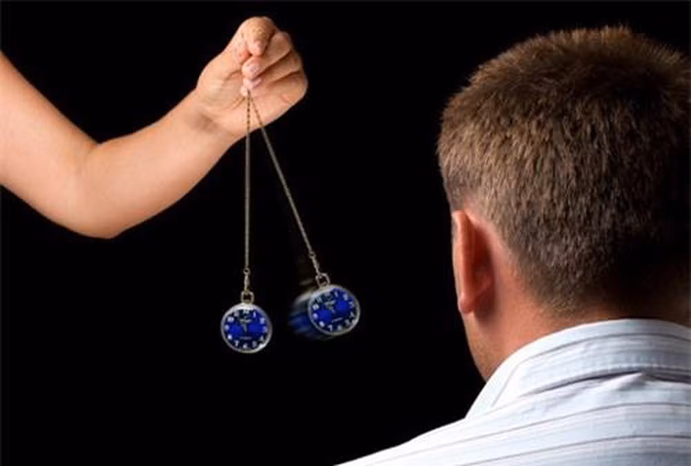 Tiến sĩ David Spiegel kiêm nhà tâm lý học tại Đại học Stanford từng gây xôn xao dư luận khi công bố kết quả nghiên cứu sau hàng chục năm nghiên cứu nhiều trường hợp trải qua thôi miên.