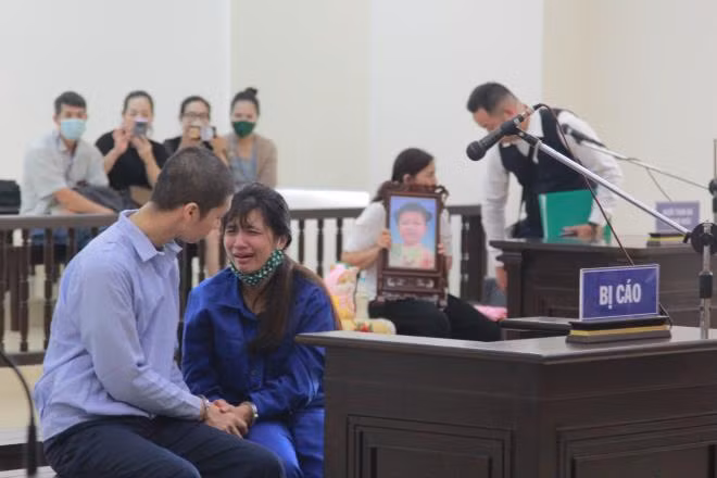 Vợ chồng bị cáo bật khóc trước khi nghe tòa tuyên án.