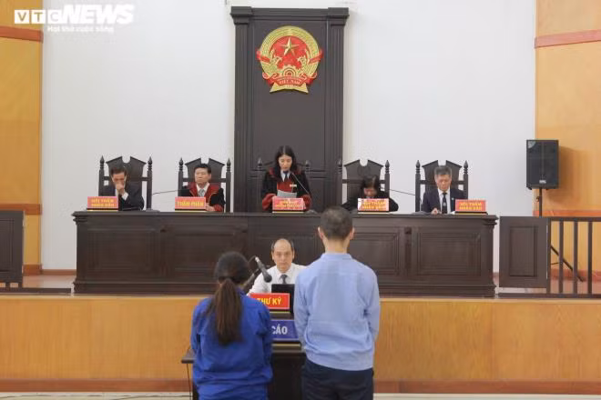 Chiều 19/11, Tòa án Nhân dân TP Hà Nội tuyên án vụ "Giết người", "Tàng trữ trái phép chất ma túy" đối với 2 bị cáo Nguyễn Minh Tuấn (SN 1989) và Nguyễn Thị Lan Anh (SN 1991, cùng trú tại phường Lê Đại Hành, Hai Bà Trưng, Hà Nội). Nạn nhân trong vụ án là bé Nguyễn Ngọc Minh Minh (3 tuổi), con đẻ của bị cáo Lan Anh.