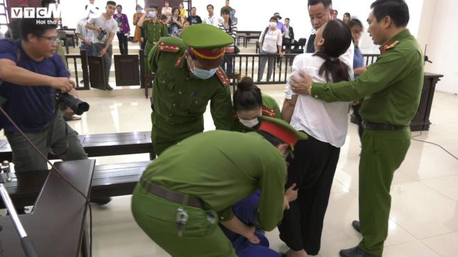 Kẻ bạo hành con 3 tuổi đến chết quỳ lạy: "Mẹ ơi, con biết sai rồi" - Hình 7 Ke bao hanh con 3 tuoi den chet quy lay: