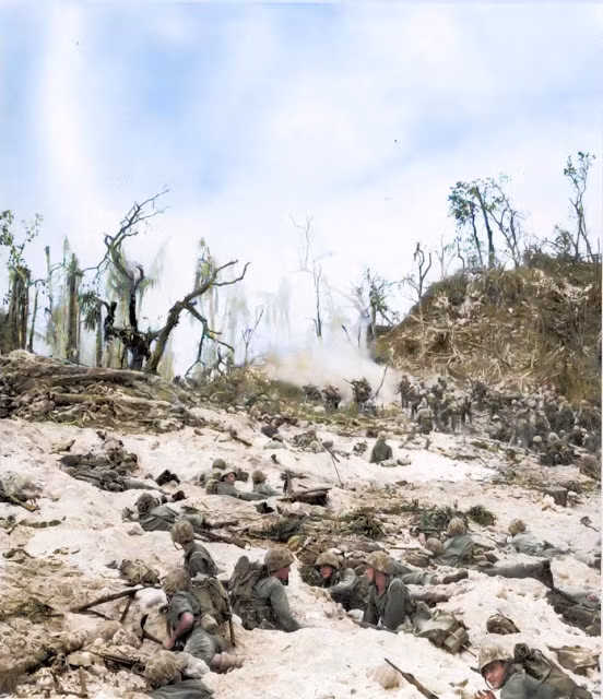 Sư đoàn thủy quân lục chiến số 1 của Mỹ chiến đấu tại White Beach, Peleliu tháng 9/1944.