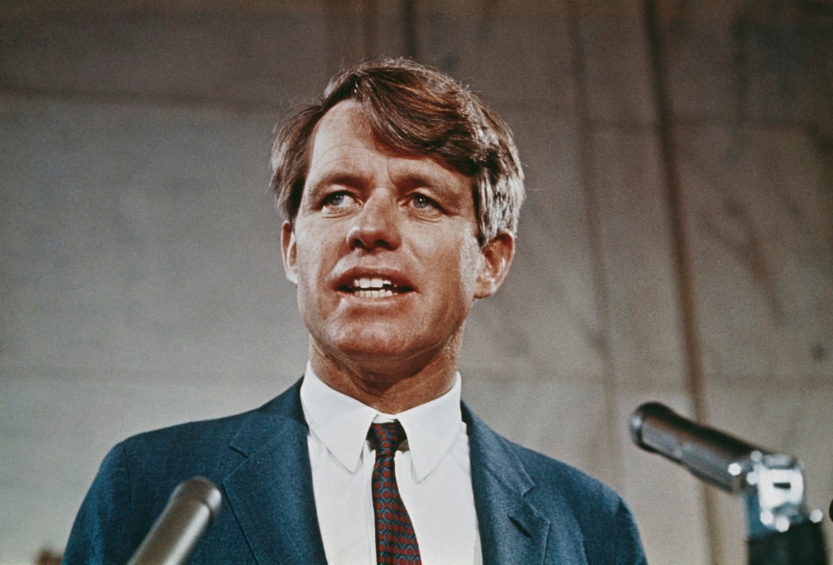 Vào tháng 6/1968, em trai của Tổng thống John F. Kennedy là thượng nghị sĩ Robert F. Kennedy qua đời sau khi bị bắn tại khách sạn Ambassador, Los Angeles. Lúc này, ông Robert mới 42 tuổi.