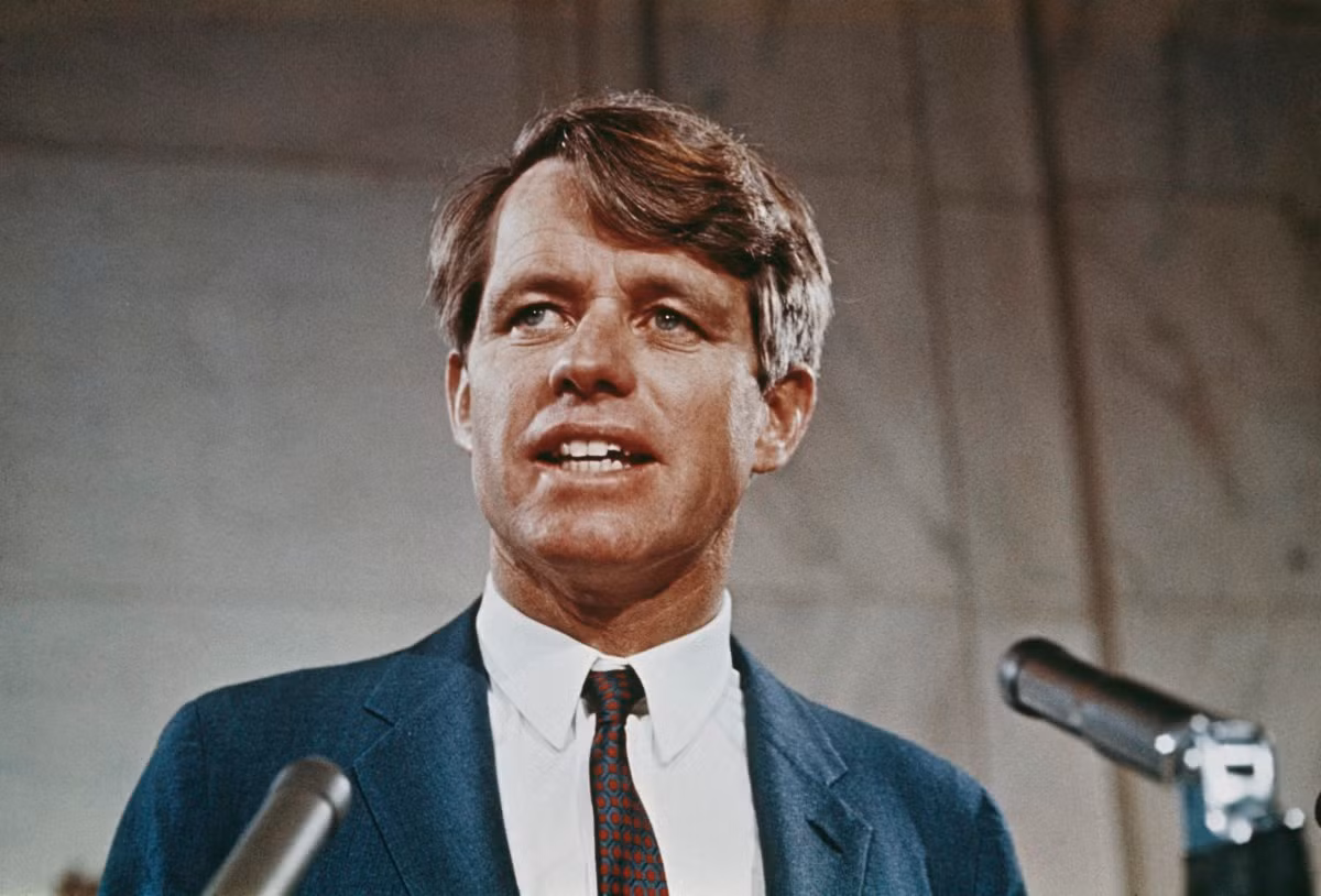 Vào tháng 6/1968, em trai của Tổng thống John F. Kennedy là thượng nghị sĩ Robert F. Kennedy qua đời sau khi bị bắn tại khách sạn Ambassador, Los Angeles. Lúc này, ông Robert mới 42 tuổi.