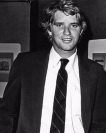 Năm 1984, David Kennedy, người con thứ tư của thượng nghị sĩ Robert F. Kennedy, qua đời vì sốc ma túy trong phòng khách sạn ở Palm Beach. Lúc này, David 28 tuổi.