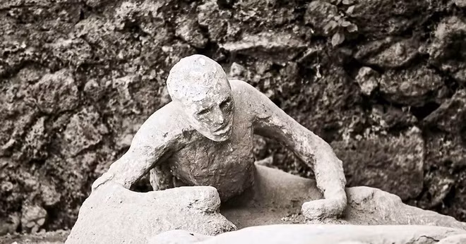 Thảm kịch này xảy ra rất nhanh nên người dân Pompeii không kịp chạy thoát thân. Theo đó, khoảng 2.000 người thiệt mạng trong sự kiện kinh hoàng trên.