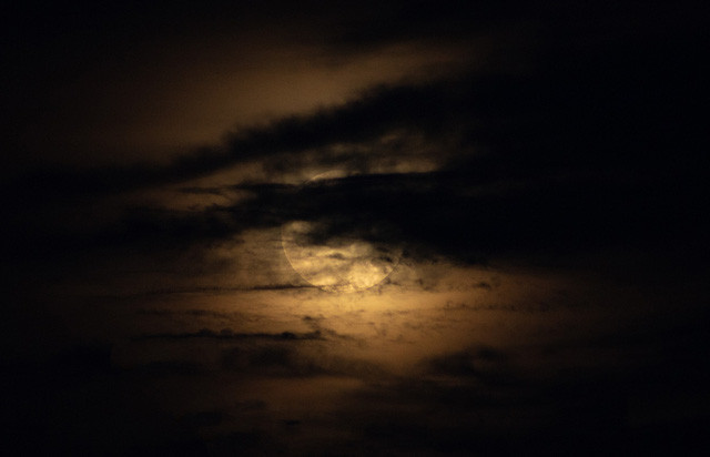 Một ghi chép ở Anh thời Trung cổ có nói về một hiện tượng bí ẩn xảy ra vào tháng 5/1110. Khi ấy, Mặt trăng từng "biến mất" khỏi bầu trời.