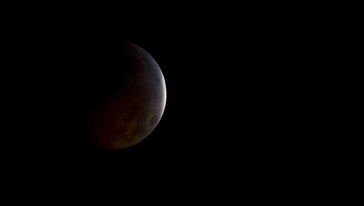 Một nghiên cứu được công bố trên tạp chí Scientific Reports cho hay nguyên nhân khiến Mặt trăng từng "biến mất" khỏi bầu trời vào tháng 5/1110 không phải do Mặt trăng bị mây đen che phủ hay bị bóng của Mặt trời che khuất.