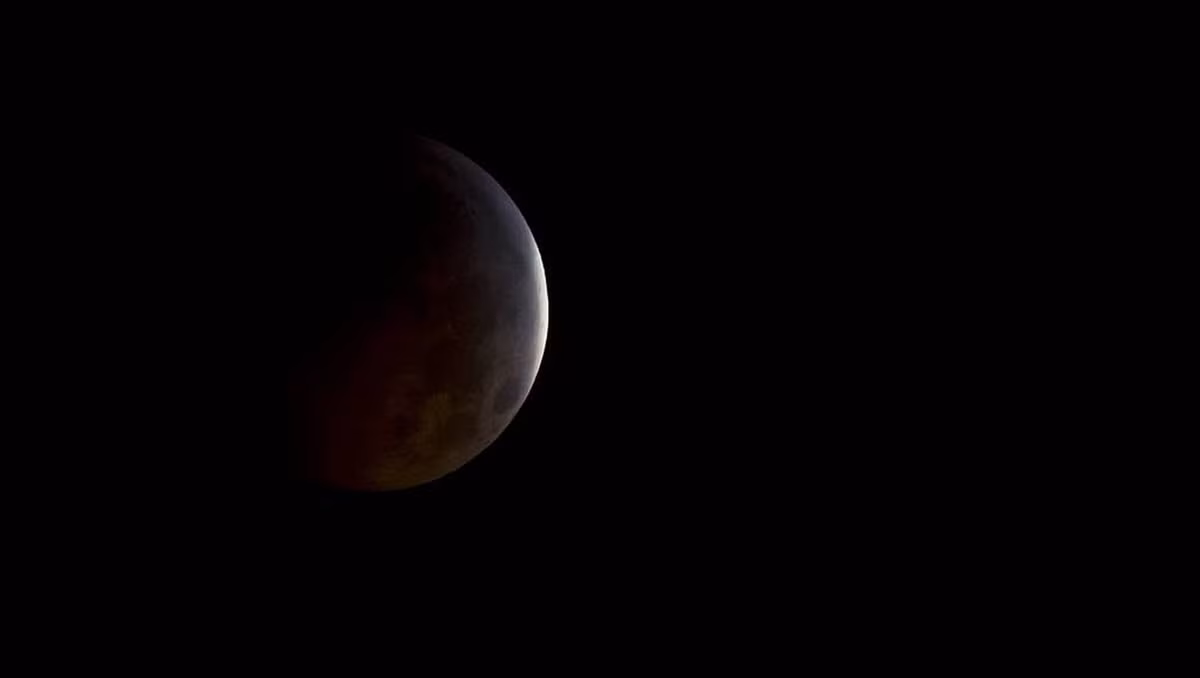 Một nghiên cứu được công bố trên tạp chí Scientific Reports cho hay nguyên nhân khiến Mặt trăng từng "biến mất" khỏi bầu trời vào tháng 5/1110 không phải do Mặt trăng bị mây đen che phủ hay bị bóng của Mặt trời che khuất.