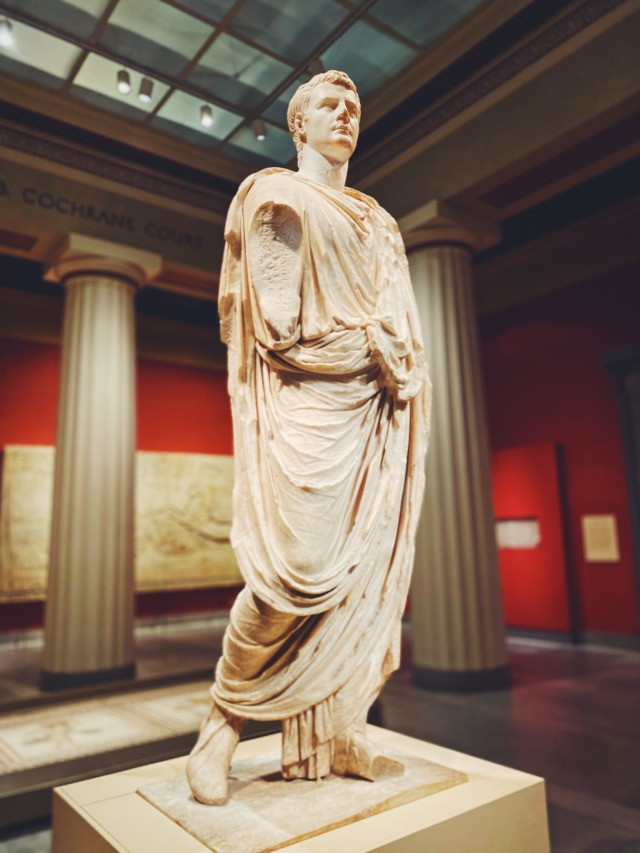 Các nhà nghiên cứu tiết lộ, ban đầu cung điện và khu vườn trên do thượng nghị sĩ La Mã giàu có và quyền lực Lucius Aelius Lamia xây dựng và sở hữu. Về sau, Caligula trở thành chủ nhân tiếp theo của nơi này.