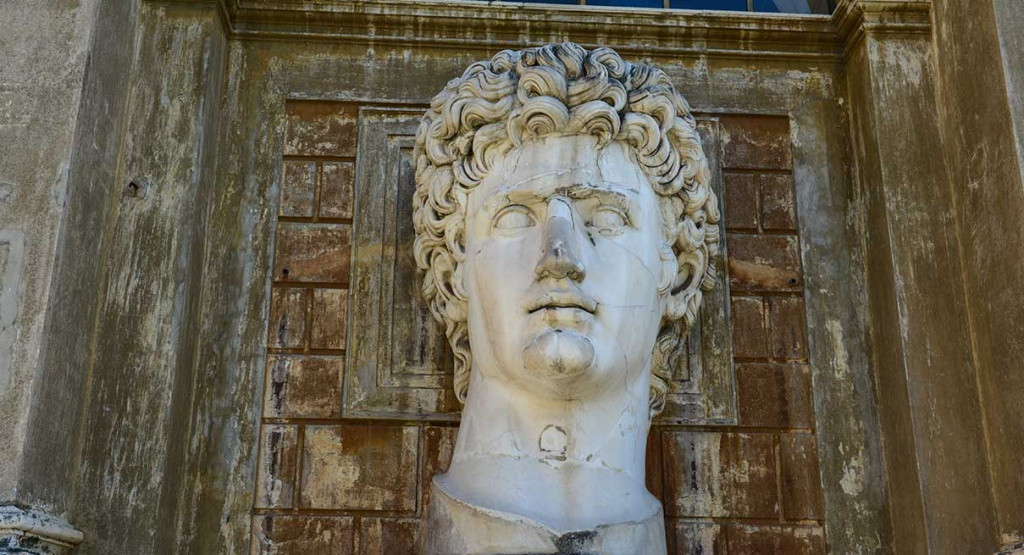 Vào lúc rảnh rổi, Caligula đi dạo trong vườn và ngắm nhìn những con vật được đưa về đây từ nhiều nơi trên lãnh thổ La Mã. Những động vật này có thể biểu diễn xiếc cho hoàng đế Caligula xem.