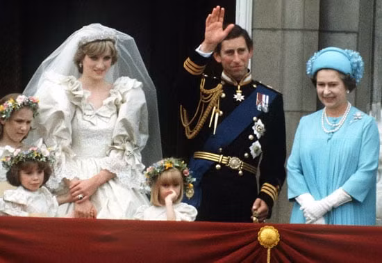 Vào ngày trọng đại, Công nương càng lộng lẫy hơn khi đội vương miện kim cương từ dòng họ Spencer và mang đôi giày bệt màu trắng đính trái tim thêu viền đăng ten, 524 hạt kim tuyến cùng 132 viên ngọc trai.