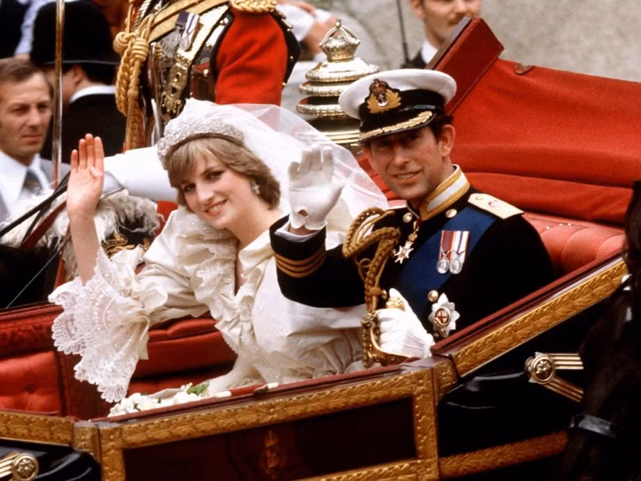 Đặc biệt hơn, Thái tử Charles cầu hôn Công nương Diana khi ấy là một giáo viên mầm non sau 13 lần gặp gỡ. Chính vì vậy, cuộc tình của hai người giống như truyện cổ tích mà nhiều người khao khát, ngưỡng mộ.