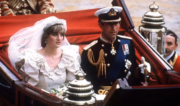 Cụ thể, Công nương Diana Spencer có chuyện tình đẹp như cổ tích với người thừa kế ngai vàng của hoàng gia Anh. Thái tử Charles hơn Công nương Diana 13 tuổi. Trước khi kết hôn với Công nương Diana, Thái tử Charles từng có thời gian yêu chị gái của vợ tương lai.