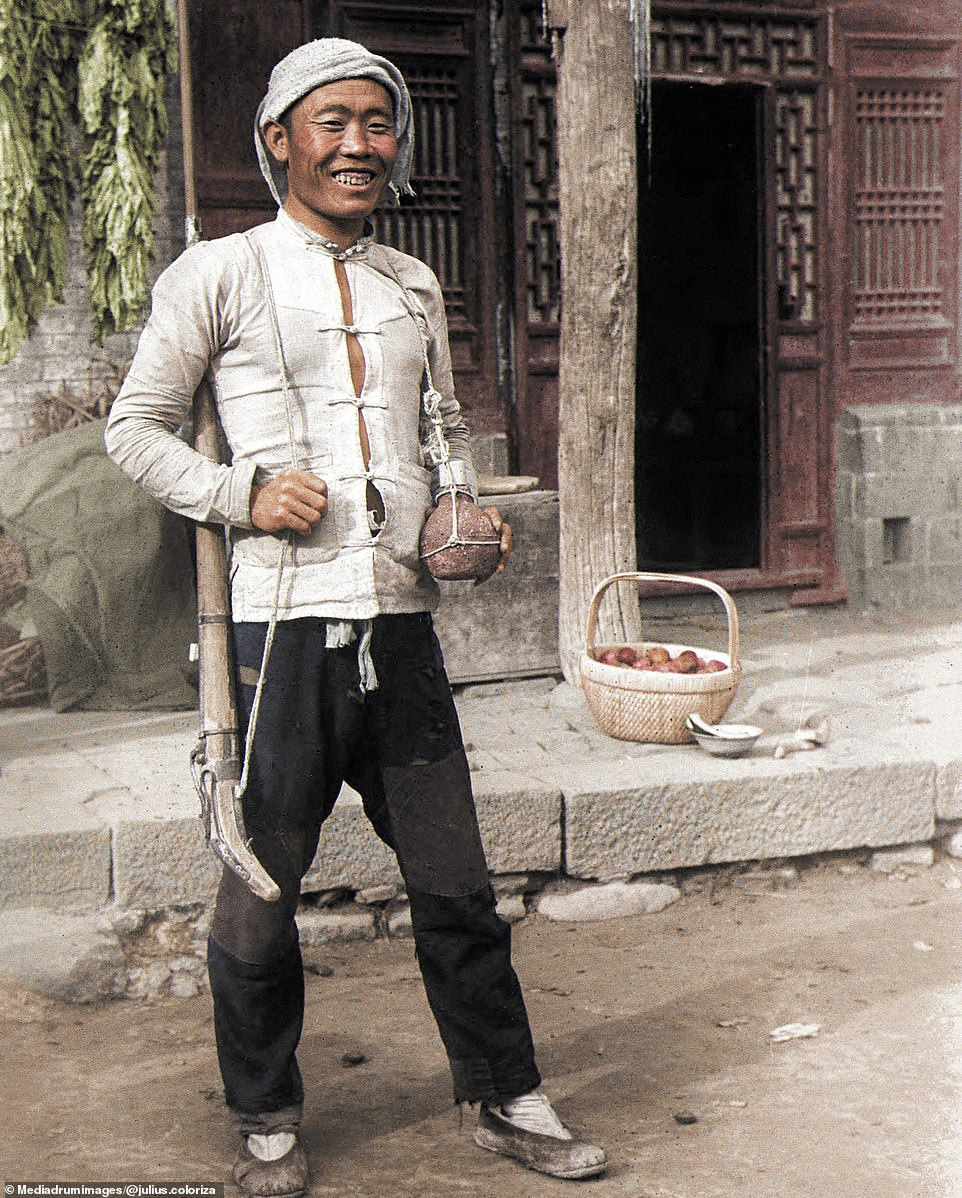 Người đàn ông ở Thiểm Tây, Trung Quốc chụp ảnh trước một ngôi nhà cổ năm 1944.