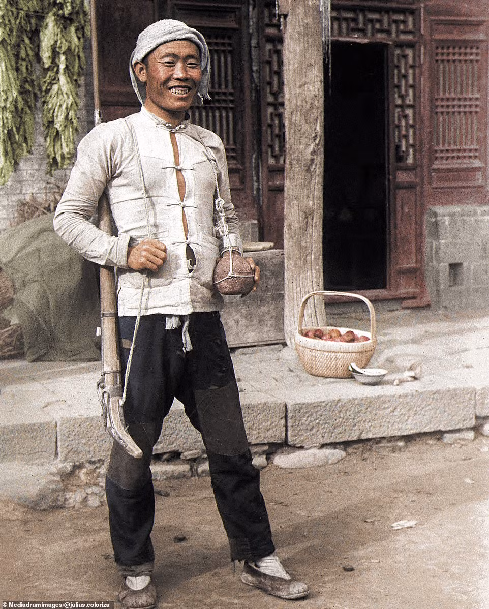 Người đàn ông ở Thiểm Tây, Trung Quốc chụp ảnh trước một ngôi nhà cổ năm 1944.