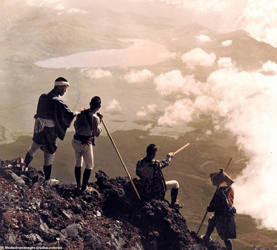 Bốn người đàn ông Nhật Bản hướng tầm mắt, ngắm nhìn cảnh đẹp của hồ Yamanaka khi đứng ở đỉnh núi Phú Sĩ năm 1905