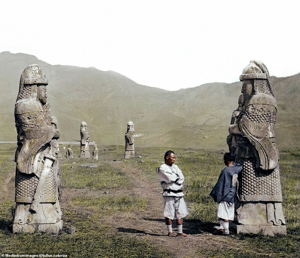 Hai người đàn ông Trung Quốc đứng trò chuyện bên cạnh những bức tượng đằng đá dẫn vào lăng mộ của Minh Thái Tổ vào năm 1891.