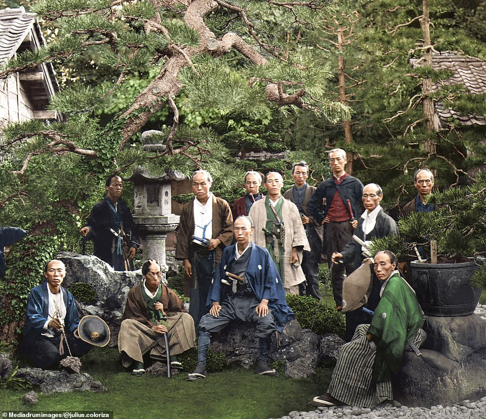 Nhiếp ảnh gia nổi tiếng Felice Beato chụp ảnh một nhóm quan chức Nhật Bản năm 1886. Người nào cũng mang theo bên người một thanh kiếm.