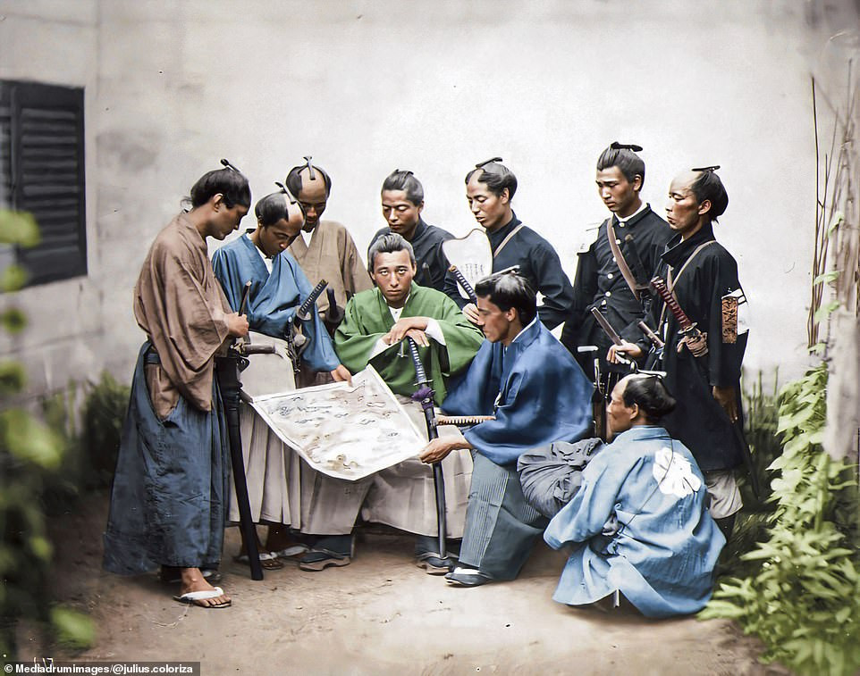 Những bức ảnh chụp Nhật Bản, Trung Quốc hơn 200 năm trước được Julius Backman Jääskeläinen "tô màu" trở nên sống động và màu sắc hơn. Trong ảnh là các samurai thuộc gia tộc Satsuma ở Nhật Bản tập hợp, bàn bạc kế hoạch tấn công trong cuộc chiến tranh diễn ra từ năm 1868 - 1869.