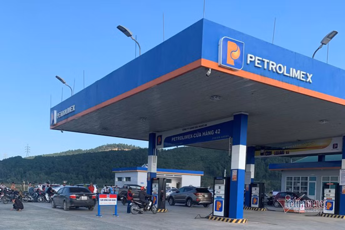 Nu ke toan tu vong trong phong ngu o cua hang xang dau