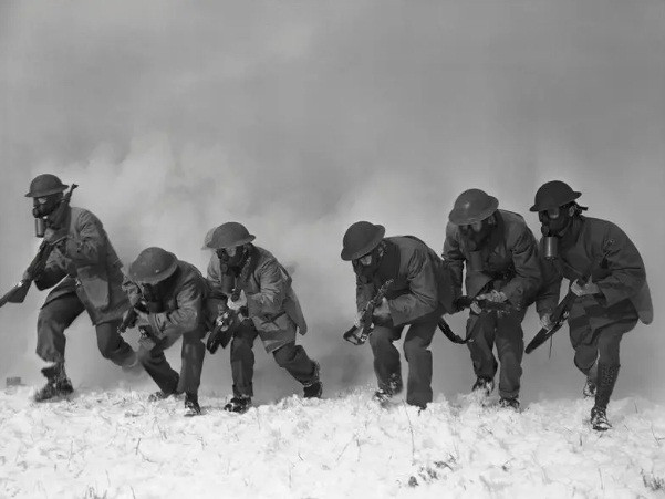 Bức ảnh chụp nhóm binh sĩ Mỹ tham gia diễn tập mô phỏng cuộc tấn công bằng khí độc năm 1941. Theo đó, binh sĩ nào cũng đeo mặt nạ phòng độc.