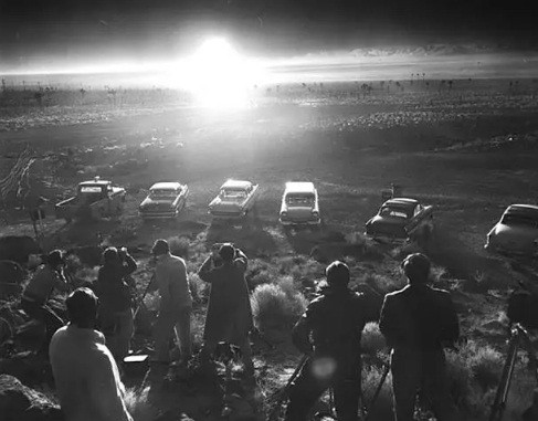 Nhiều phóng viên tác nghiệp tại khu vực gần nơi diễn ra vụ thử bom hạt nhân ở Frenchman Flat, Nevada, Mỹ ngày 24/6/1957.