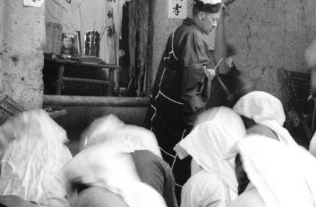 Sau khi trải qua dịch bệnh trên, những đứa trẻ trong làng Yangsi không phát triển thêm chiều cao.