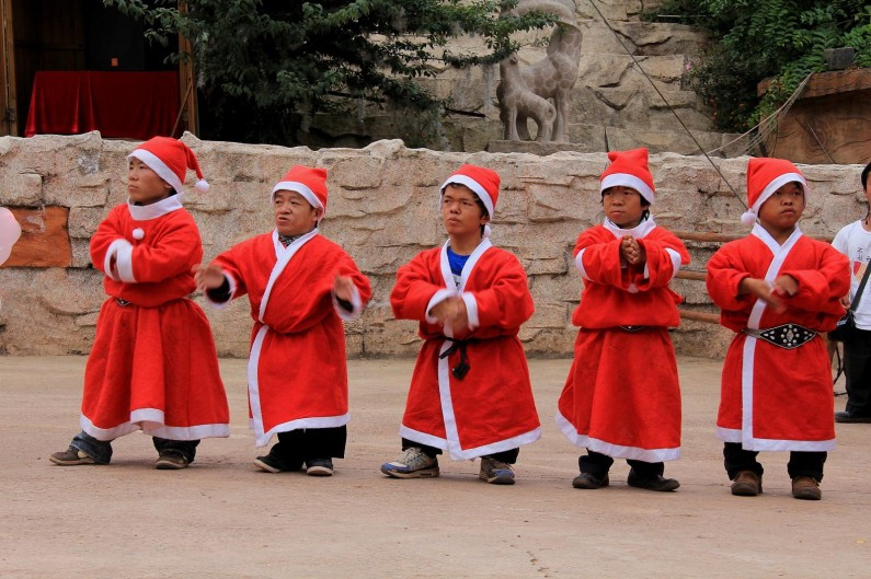 Trong số những "người lùn", người cao nhất có chiều cao 116 cm. Người thấp nhất có chiều cao khoảng 63cm. Do có gần 1/2 cư dân là "người lùn" nên làng Yangsi còn gọi là "làng người lùn".