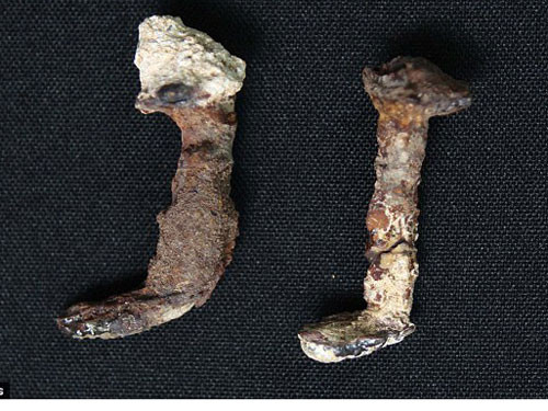 Cơ quan Quản lý Cổ vật Israel (IAA) khai quật được 2 chiếc đinh sắt trong một ngôi mộ gần 2.000 năm tuổi ở Jerusalem, Israel vào những năm 1970.