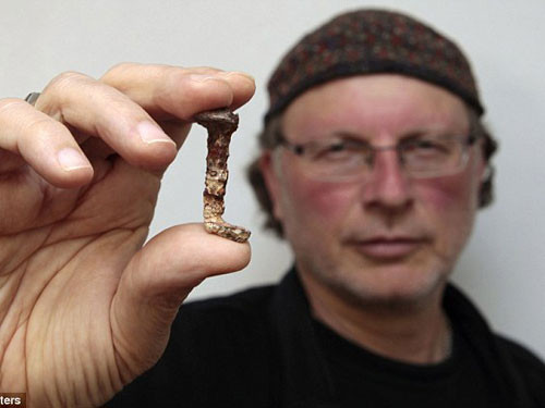 Kể từ khi phát hiện đến nay, nhiều chuyên gia, nhà khoa học cố gắng tìm ra các bằng chứng khoa học để chứng minh ngôi mộ này có thực sự thuộc về linh mục Caiaphas hay không cũng như liệu 2 chiếc đinh cổ đó có phải từng được dùng để đóng Chúa Jesus lên thánh giá.