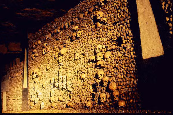 Đây cũng là lý do khiến hầm mộ Paris trở thành mê cung khổng lồ. Nếu không có người hướng dẫn hoặc thông thạo đường đi thì nhiều người có thể đi lạc. Nếu không có người tìm thấy hoặc không thể tự mình tìm được lối ra thì người đó có thể mất mạng.