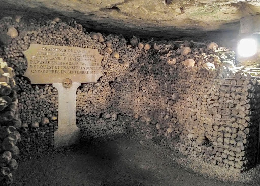 Hầm mộ này có chiều dài hơn 300 km và sâu khoảng 60m. Ban đầu, hệ thống đường hầm dưới lòng Paris được xây dựng nhằm khai thác một mỏ đá. Sau khi khai thác đá cạn kiệt, những đường hầm này bị bỏ hoang.