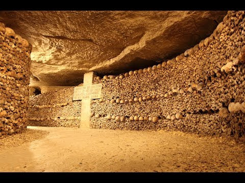 Nguyên do là vì Pháp phải trải qua nhiều cuộc chiến tranh, dịch bệnh, đặc biệt là đại dịch hạch kéo dài từ thế kỷ 14 khiến nhiều người chết. Do vậy, nhiều nghĩa trang không còn đất để xây dựng mộ cho những người mới qua đời.