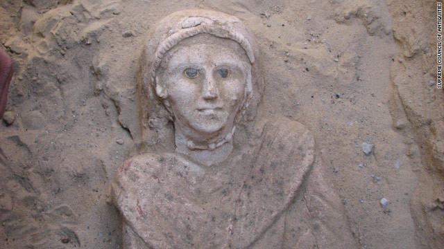 Cụ thể, xác ướp được đặt trong một cỗ quan tài làm từ thạch cao. Cỗ quan tài được này chế tác vô cùng tinh xảo khi mang hình dáng một phụ nữ.