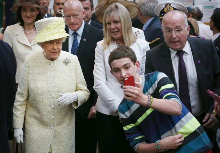 Nhiều người có thói quen chụp ảnh selfie khi gặp người nổi tiếng. Thế nhưng, khi gặp mặt các thành viên trong gia đình Hoàng gia Anh và muốn chụp ảnh thì bạn cần xin phép họ trước.