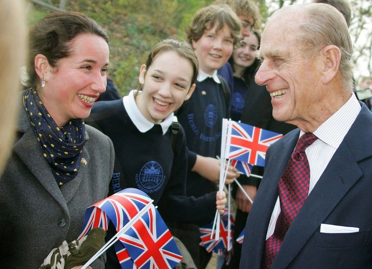 Một trong những quy tắc khi diện kiến gia đình Hoàng gia Anh mà mọi người cần tuân thủ nghiêm chỉnh là không chạm vào Nữ hoàng Elizabeth II cũng như các thành viên khác.