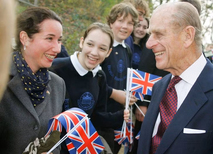 Một trong những quy tắc khi diện kiến gia đình Hoàng gia Anh mà mọi người cần tuân thủ nghiêm chỉnh là không chạm vào Nữ hoàng Elizabeth II cũng như các thành viên khác.