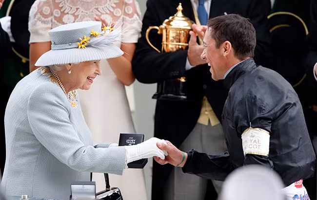 Về cách xưng hô, khi bạn được giới thiệu với Nữ hoàng Elizabeth II thì hãy thưa gửi trang trọng là: "Your Majesty" (“Thưa Nữ hoàng”).