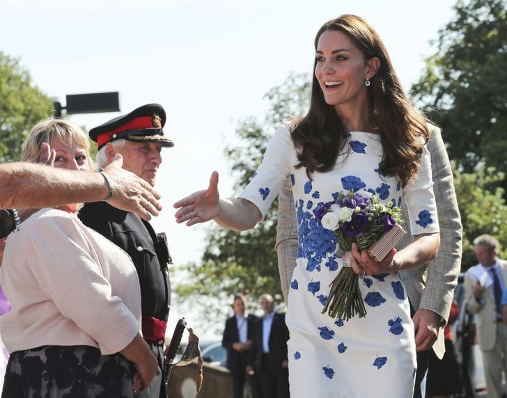 Trong các buổi chiêu đãi hoặc những sự kiện ít trang trọng hơn, mọi người có thể bắt tay với các thành viên Hoàng gia Anh trong trường hợp họ đưa tay ra trước.