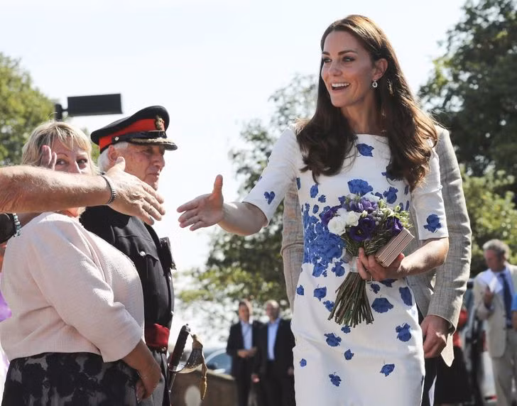 Trong các buổi chiêu đãi hoặc những sự kiện ít trang trọng hơn, mọi người có thể bắt tay với các thành viên Hoàng gia Anh trong trường hợp họ đưa tay ra trước.