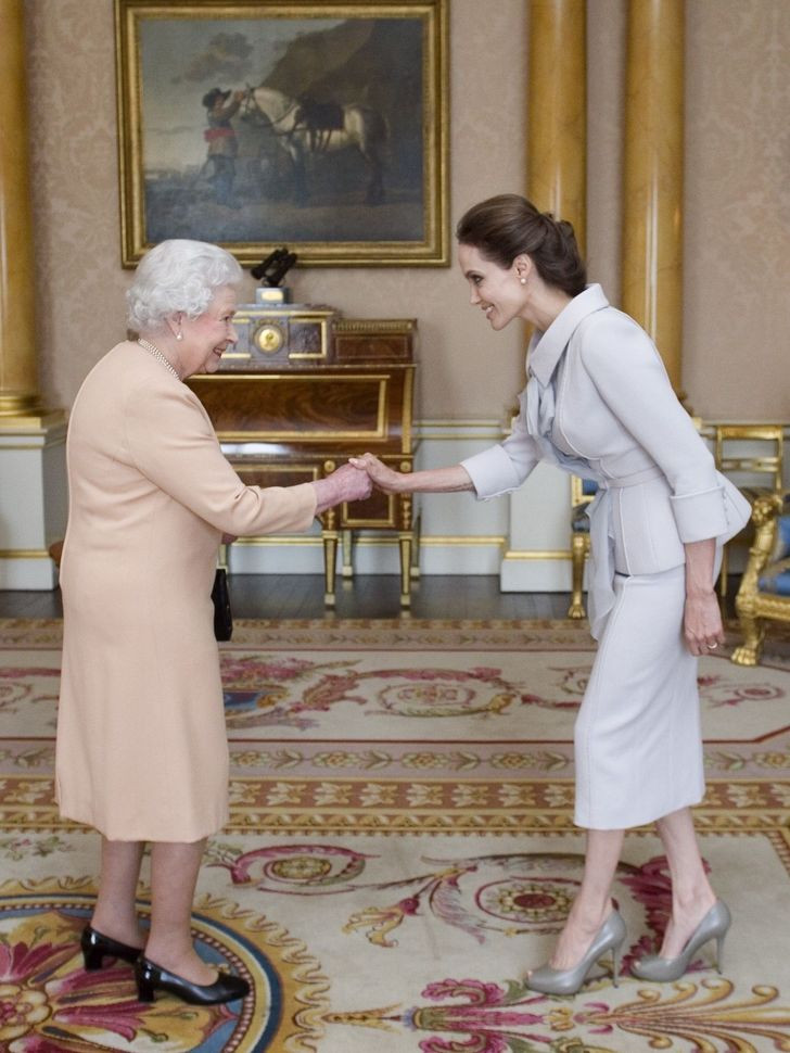 Theo phong tục trong tình huống gặp mặt chính thức gia đình Hoàng gia Anh, phụ nữ nhún chân một cái nhẹ trong khi nam giới thì cúi đầu.