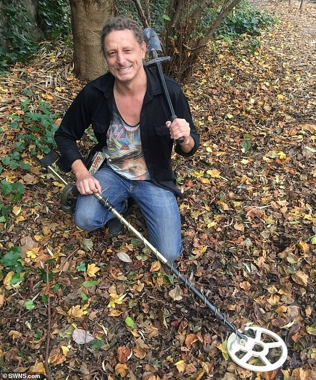 Ông Kutler tìm thấy đồng xu vàng quý hiếm trên cùng với nhiều đồng xu cổ khác vào năm 2017. Kho báu tiền xu này được cho thuộc về những người Anh cai trị ở khu vực này từ gần 1.500 năm trước.