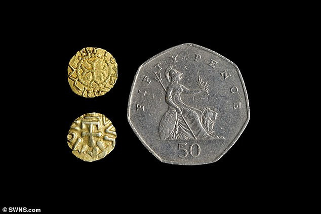 Nổi tiếng là đồng xu vàng của người Anglo-Saxon có niên đại gần 1.500 tuổi. Theo ông Kutler, đồng xu này có niên đại vào khoảng năm 640.