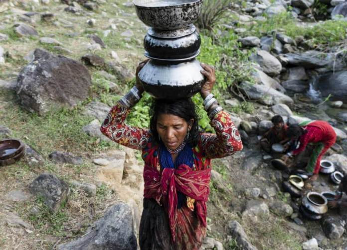 Theo quan niệm của người Raute, họ thường đổi chỗ ở mỗi khi trong bộ tộc có người qua đời. Họ làm như vậy để tránh tà ma.