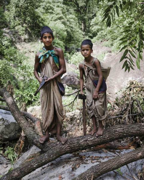 Thi hài người quá cố được gia đình và các thành viên trong bộ tộc du mục Raute chôn theo tư thế thẳng đứng thay vì nằm ngang như nhiều bộ tộc khác.