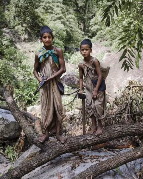 Thi hài người quá cố được gia đình và các thành viên trong bộ tộc du mục Raute chôn theo tư thế thẳng đứng thay vì nằm ngang như nhiều bộ tộc khác.