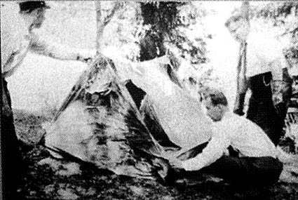 Tại khu cắm trại, cảnh sát không tìm thấy hung khí gây ra vết thương cho 4 nạn nhân. Một số nghi phạm được liệt vào danh sách điều tra của cảnh sát. Trong số này có Karl Valdemar Gyllström - người điều hành một doanh nghiệp tại khu cắm trại. Theo lời kể của một số nhân chứng, Gyllström luôn giận dữ và gây sự với những người cắm trại.