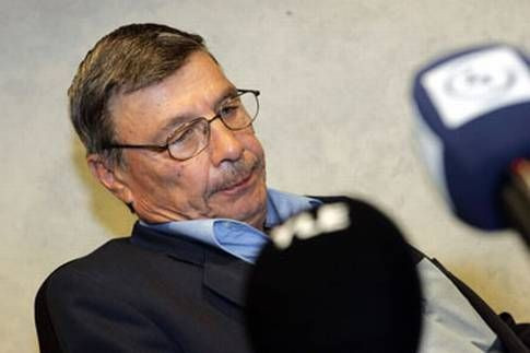 Theo quan điểm này, vào ngày xảy ra án mạng, một nhân chứng nhìn thấy Gustafsson cãi vã với người yêu Boisman. Từ đây, các nhà điều tra nghi ngờ trong lúc tức giận không kiểm soát được, Gustafsson giết Boisman và 2 người bạn.